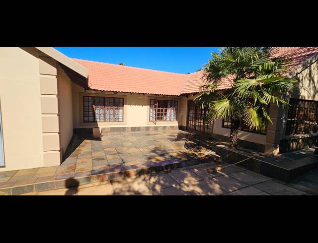 5 BEDROOM FREESTANDING FOR SALE IN SAFARI GARDENS